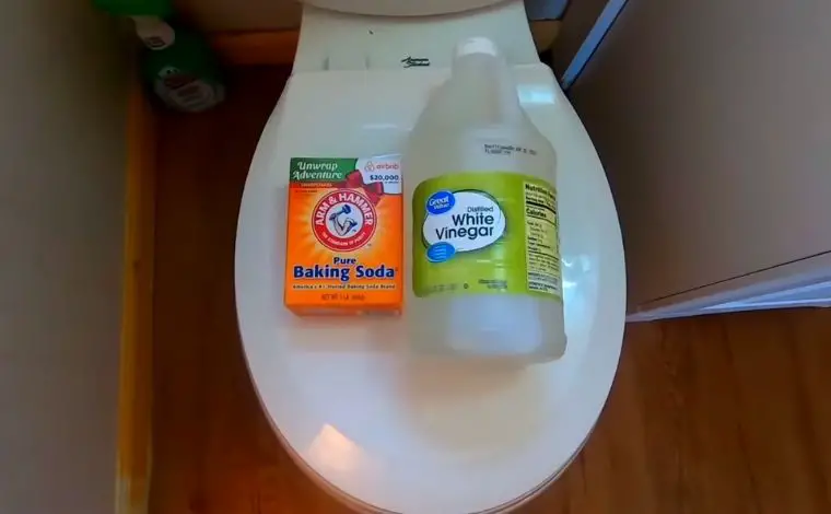 Toilet Cleaning With Vinegar & Baking Soda