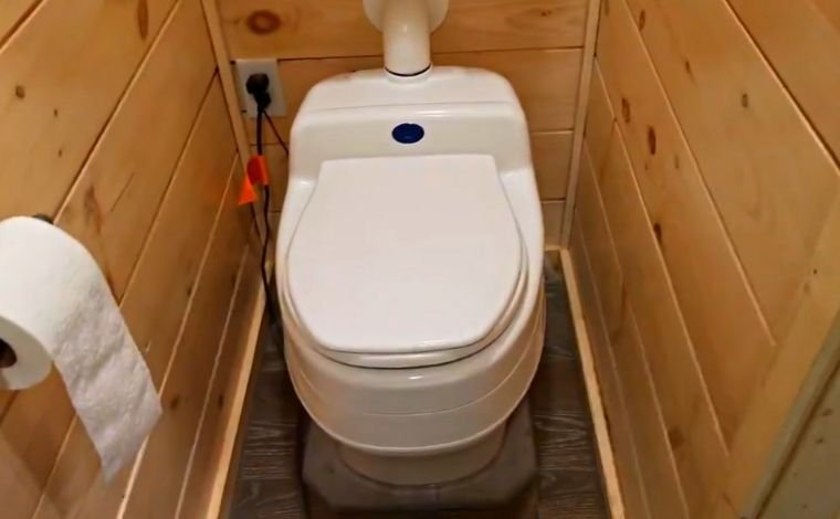 how does composting toilet work