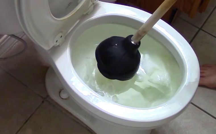 how to unclog a toilet fast