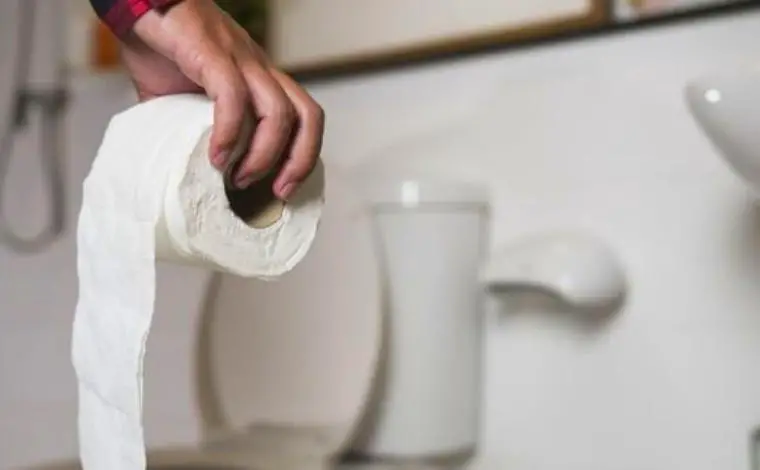 Using tissue paper in toilet